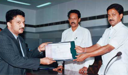 Prof. Dr. S.m. Balaji Being Awarded The “Best Medical Author Award” And A Cash Prize Of Rs.10000 For His Tamil Medical Book, From Hon'Ble Mr. C.v. Shunmugam, Minister Of Education,Government Of Tamil Nadu.