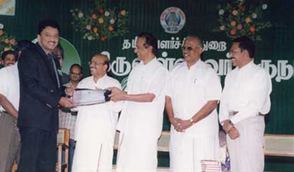 Prof. Dr. S.m. Balaji Being Awarded The Best Medical Book Award And A Cash Prize Of Rs.10000 For His Book On “Oral Cancer”, By The Government Of Tamil Nadu In 2003.