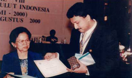 Prof. Dr. S.m Balaji Receiving The ``Best Scientific Presentation Award`` Of Pabmi From Dr. Tet Serapadi, President, Indonesian Association Of Oral &Amp; Maxillofacial Surgeons At Surabaya, Indonesia In 2000