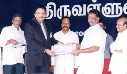 Prof.dr. S.m Balaji Being Awarded The Best Tamil Medical Book Author Award And Cash Prize Of Rs. 10,000 From Hon'Ble Mr. O. Panner Selvam, Chief Minister Of Tamil Nadu In 2000