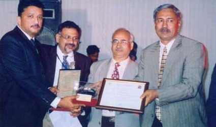 Prof. Dr. S.m Balaji Receiving “Dr. Ginwala Rolling Trophy - 2004” - For Best Scientific Presentation, 30Th Annual Conference Of The Association Of Oral And Maxillofacial Surgeons Of India, Nagpur In 2004. The Highest Award Of The Association From Prof. Dr. Sabarwal, President And Prof. Dr. George Paul, Secretary General.