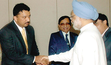 Prof. Dr. S.m Balaji Meeting Hon'Ble Dr. Manmohan Singh, The Prime Minister Of India During The Dental Curriculum Development Program.