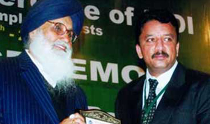 Dr. S.m. Balaji Receiving The Outstanding Surgeon Award At The National Implant Logy Conference From Shri. Prakash Singh Badal, Chief Minister Of Punjab