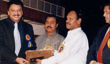 Dr.s.m Balaji Receiving ``Young Scientist Award`` From Hon'Ble Dr. Thambi Durai, Minister Of Health, Government Of Tamil Nadu In 2002.